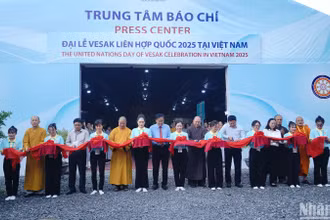 Các đại biểu cắt băng khánh thành Trung tâm Báo chí phục vụ công tác tuyên truyền Đại lễ Vesak 2025.