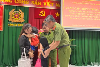 Các lực lượng chức năng trao trả hai cháu bé trong tình trạng khỏe mạnh, an toàn sau mấy ngày thất lạc.