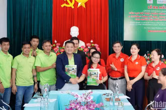 Đại diện các đơn vị tổ chức ký kết thực hiện mô hình tại lễ ra mắt.