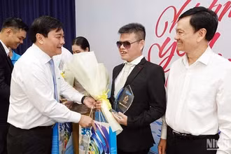 Tổng Biên tập Báo Thanh Niên Nguyễn Ngọc Toàn trao giải cho các tác giả đạt giải.