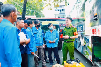 Cán bộ Công an thành phố trao đổi về nghiệp vụ cho các đội xe ôm tự quản tại các bến xe