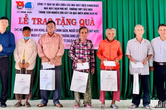 Ông Nguyễn Thanh Hà, Phó chủ tịch Công đoàn EPS (ngoài cùng bên trái) tặng quà các thương bệnh binh, gia đình chính sách tại xã Sông Xoài.