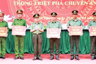 Thừa ủy quyền Bộ Công an, lãnh đạo Công an tỉnh Bình Phước trao thưởng đột xuất, tặng các đơn vị thuộc Công an tỉnh.