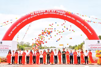 Các đại biểu thực hiện nghi thức thông xe kỹ thuật dự án thành phần 3, thuộc dự án đường bộ cao tốc Biên Hòa- Vũng Tàu giai đoạn 1.