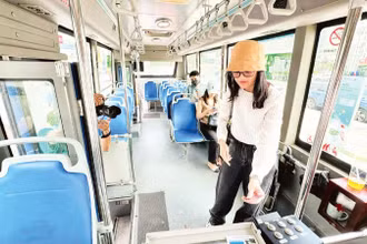 Sử dụng thẻ thanh toán liên thông trên các phương tiện giao thông công cộng là xu hướng quản lý giao thông đô thị thông minh.