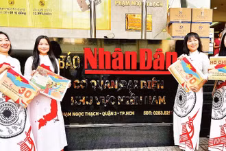 Độc giả đón nhận phụ san đặc biệt tuyên truyền Lễ kỷ niệm 50 năm Ngày Giải phóng miền nam, thống nhất đất nước của Báo Nhân Dân.