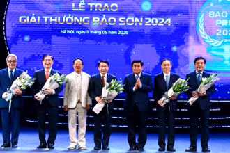 Phó Thủ tướng Nguyễn Chí Dũng và ông Nguyễn Trường Sơn vinh danh 4 nhà khoa học đạt Giải thưởng Bảo Sơn năm 2024.