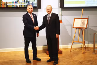 Tổng thống Nga V.Putin (phải) gặp gỡ Đặc phái viên Mỹ Steve Witkoff tại Moscow. Ảnh: REUTERS