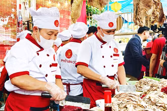 Các nghệ nhân, chuyên gia đầu bếp phục vụ thực khách tại Festival Phở 2024.