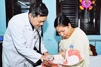 Ân cần thăm khám cho bệnh nhi. Ảnh: NAM HẢI