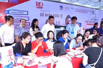 Tư vấn tuyển sinh (Ảnh: NEU)