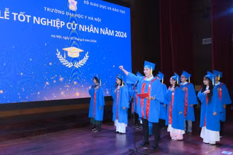 Các tân khoa danh dự và tập thể tân cử nhân Khóa 2020-2024 Trường đại học Y Hà Nội đã tuyên thệ “Lời thề nghề nghiệp” trong lễ tốt nghiệp. 