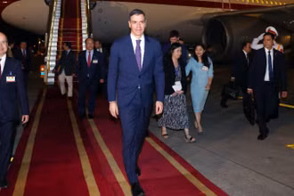 Thủ tướng Tây Ban Nha Pedro Sanchez tới Hà Nội, bắt đầu thăm chính thức Việt Nam. (Ảnh: Phạm Kiên/TTXVN)