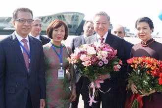 Đại sứ Việt Nam tại Liên bang Nga, kiêm nhiệm Azerbaijan Đặng Minh Khôi và Phu nhân đón Tổng Bí thư Tô Lâm và Phu nhân tại Sân bay quốc tế Heydar Aliyev, thủ đô Baku. (Ảnh: Thống Nhất/TTXVN)