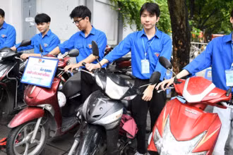 Các tình nguyện viên tham gia chương trình “Tiếp sức mùa thi” hỗ trợ thí sinh.