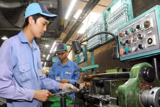 Sản xuất linh kiện xe máy tại Công ty TNHH Công nghệ Cosmos (Khu công nghiệp Khai Quang, Vĩnh Phúc). (Ảnh KHÁNH AN)