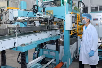 Công ty TNHH Lúa gạo Việt Nam (tỉnh Ðồng Tháp) đầu tư dây chuyền đóng gói gạo hiện đại phục vụ xuất khẩu. (Ảnh: ANH TUẤN)