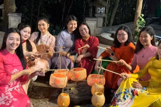 Du khách trải nghiệm tour đêm Đền Hùng 2025. (Ảnh: nhandan.vn)