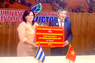 Lãnh đạo tỉnh Đồng Nai trao tặng hỗ trợ dự án Quản lý Khả năng phục hồi và Giảm thiểu rủi ro đô thị tại tỉnh Pinar del Río (Nguồn: Đại sứ quán Việt Nam tại Cuba)