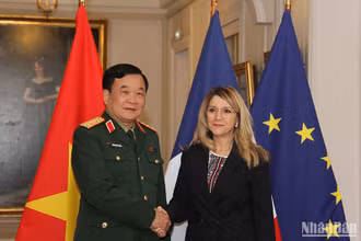 Bà Patricia Miralles, Quốc vụ khanh Cựu chiến binh và ký ức chiến tranh Pháp chào đón Thứ trưởng Quốc phòng Hoàng Xuân Chiến tới thăm và làm việc. (Ảnh: Khải Hoàn)