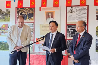 Phó Tổng Biên tập Phan Văn Hùng nhấn mạnh rằng Việt Nam luôn nỗ lực cùng cộng đồng quốc tế phấn đấu vì một thế giới không có chiến tranh, nhân loại không còn đói nghèo, cùng nhau phát triển phồn vinh, thịnh vượng. (Ảnh: MINH DUY)