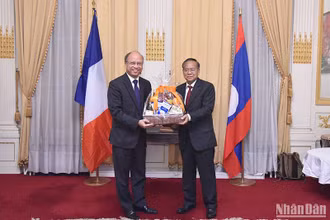 Đại sứ Đinh Toàn Thắng tặng quà và chúc mừng Đại sứ Kham-Inh Khitchadeth nhân dịp Quốc khánh. (Ảnh: Khải Hoàn)