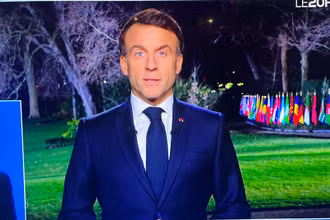 Tổng thống Pháp Emmanuel Macron phát biểu chúc mới năm mới 2024 từ Điện Élysée. Ảnh chụp từ màn hình TV.