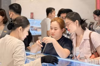 Trước ngày vía Thần Tài (mùng 10 tháng Giêng) mặc dù giá vàng trong nước tăng mạnh, các cửa hàng vàng vẫn đón lượng khách lớn. Nhiều người chọn mua sớm không chỉ để đón lộc đầu năm mà còn để tránh cảnh chen lấn, xô bồ vào ngày vía chính.