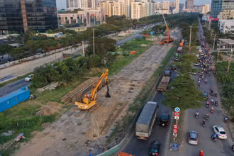 Đường Nguyễn Văn Linh dài gần 18km, chạy xuyên quận 7 và huyện Bình Chánh, góp phần phát triển, kết nối khu nam Sài Gòn, giao thương của thành phố với các tỉnh miền tây.
