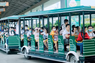  Sáng 29/4, ngày thứ hai trong kỳ nghỉ lễ 30/4, 1/5 kéo dài 5 ngày, rất đông người dân đổ về các điểm vui chơi, như: Khu du lịch Suối Tiên (thành phố Thủ Đức), Công viên nước Đầm Sen (quận 11), Thảo Cầm Viên (quận 1)...