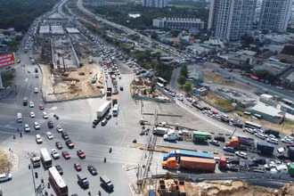 Càng về chiều dòng xe càng tập trung đông trên các tuyến đường cửa ngõ. Tuy nhiên, ùn ứ chỉ xảy ra cục bộ ở khu vực nút giao An Phú do nơi đây là công trình đang thi công.