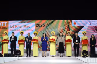 Các đại biểu cắt băng khai mạc Triển lãm quốc tế ngành Dệt may và Công nghệ dệt may 2025 (VIATT 2025).