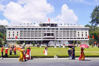 Càng gần tới ngày lễ kỷ niệm 50 năm Ngày Giải phóng miền nam, thống nhất đất nước (30/4/1975-30/4/2025) lượng du khách trong và ngoài nước đổ về Thành phố Hồ Chí Minh tham quan khu di tích lịch sử ngày càng nhiều.