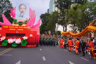 Người dân tập trung đông đảo trước đường Lê Duẩn từ rất sớm, háo hức chờ xem buổi sơ duyệt diễu binh, diễu hành chiều 25/4.