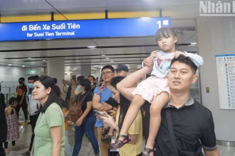 [Ảnh] Đông đảo người dân Thành phố Hồ Chí Minh háo hức xếp hàng để trải nghiệm metro số 1 ngày đầu vận hành