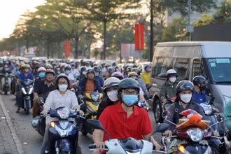 Việc tổ chức giao thông khi chiếm dụng một ngã tư với mật độ giao thông rất lớn, chắc chắn sẽ ảnh hưởng việc đi lại của người dân. Do đó, chủ đầu tư và các nhà thầu hiện tập trung nhiều giải pháp tối ưu nhất giúp giảm kẹt xe khi lưu thông qua giao lộ Nguyễn Văn Linh-Nguyễn Hữu Thọ.