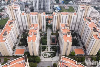 Với diện tích 38,4ha và hơn 12.000 căn hộ, dự án khu tái định cư Bình Khánh được xây dựng kể từ năm 2013 và hoàn thành vào năm 2015. Dự án thực hiện nhằm phục vụ tái định cư tại chỗ cho các hộ dân thuộc 5 phường trung tâm của Khu đô thị mới Thủ Thiêm.