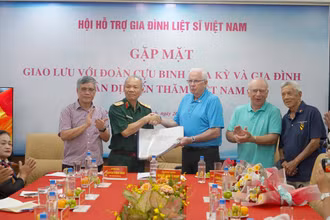 Đoàn cựu binh Hoa Kỳ trao 20 bộ hồ sơ cho các cơ quan chức năng Việt Nam.