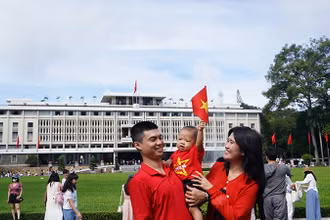 Ngay từ sáng sớm, nhiều gia đình và các bạn nhỏ cầm trên tay lá cờ tổ quốc đến Dinh Độc Lập để đón mừng ngày Quốc khánh 2/9.