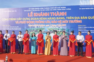 Các đại biểu cắt băng khánh thành Công trình xây dựng đoạn Kênh Hàng Bàng trên địa bàn quận 5.