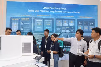 Đông đảo khách tham quan gian hàng Huawei trình diễn các công nghệ SmartPV và hệ thống pin lưu trữ thế hệ mới.