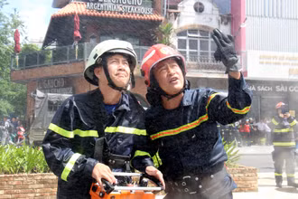 Theo kịch bản diễn tập lúc 09 giờ sáng 26/7, tại khu vực trung tâm thương mại-nhà hàng ăn uống tọa lạc tại vị trí tầng hầm B2 Tháp 2 của tòa nhà Saigon Centre xảy ra sự cố rò rỉ khí gas và gặp nguồn nhiệt gây cháy, nổ hỗn hợp khí gas và làm sụp đổ cấu kiện công trình phụ tại “Cửa hàng A”.