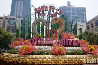 Sau nhiều ngày thi công, cặp đôi linh vật rắn ''Kim Tỵ, Ngân Tỵ'' đã chính thức lộ diện tại cổng chào đường hoa Nguyễn Huệ 2025. Các hạng mục còn lại của đường hoa cũng đang được gấp rút hoàn thiện, chuẩn bị cho lễ khai mạc vào tối 27/1( 28 Tết ).