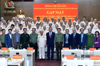 Tổng Bí thư Tô Lâm và các đại biểu tại buổi gặp mặt cán bộ công an chi viện chiến trường miền nam. (Ảnh: ĐĂNG KHOA)