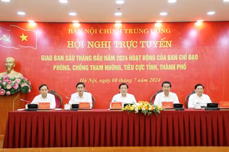 Các đồng chí chủ trì Hội nghị. (Ảnh: HƯNG TẠ)