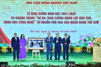 Tổng Bí thư, Chủ tịch nước Tô Lâm trao bức ảnh Bác Hồ tặng Học viện Nông nghiệp Việt Nam