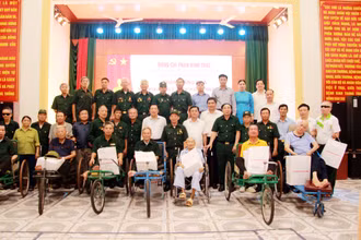 Đồng chí Phan Đình Trạc tặng quà các thương, bệnh binh và thân nhân liệt sĩ .