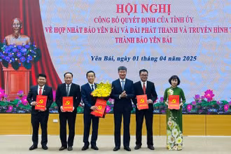 Ban Biên tập Báo Yên Bái ra mắt. (Ảnh: THANH SƠN)
