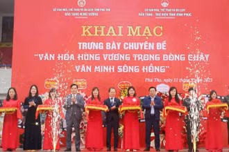 Các đại biểu cắt băng khai mạc trưng bày chuyên đề "Văn hóa Hùng Vương trong dòng chảy văn minh sông Hồng".