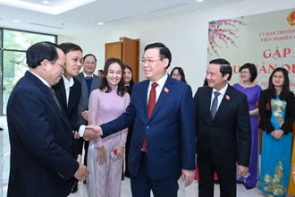 Chủ tịch Quốc hội Vương Đình Huệ với cán bộ Viện Nghiên cứu lập pháp.